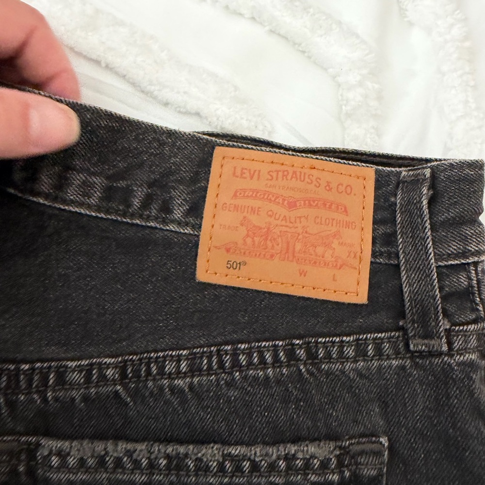 Levi’s premium Black Distressed Women's Shorts - Picture 4 of 7